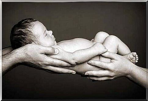 Child in the hands of those who become parents for the first time