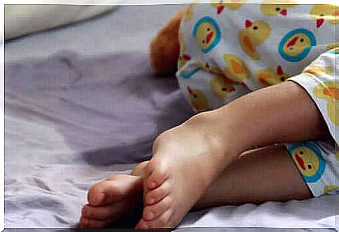 Baby feet on the bed.