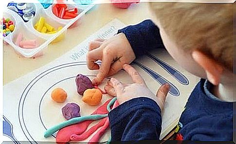 Plasticine educates children in the use of fingers and hands