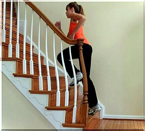 Get back in shape after giving birth by going up and down the stairs.