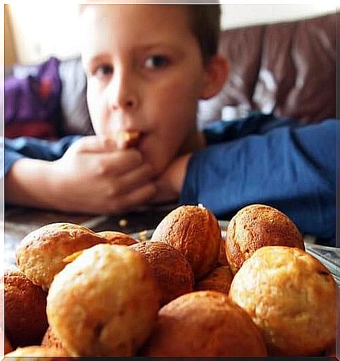 Child having a healthy breakfast