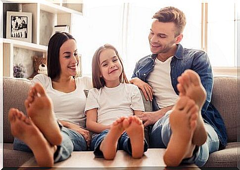 walking barefoot around the house is a way to take care of children's feet