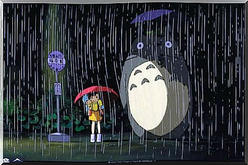 Totoro con una bambina sotto la pioggia.