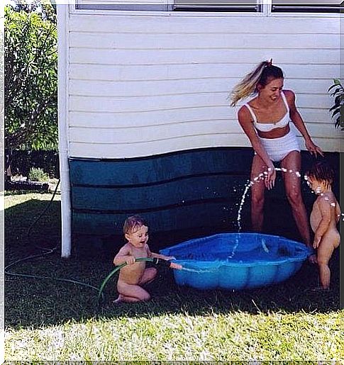 An inexpensive swimming pool in the garden