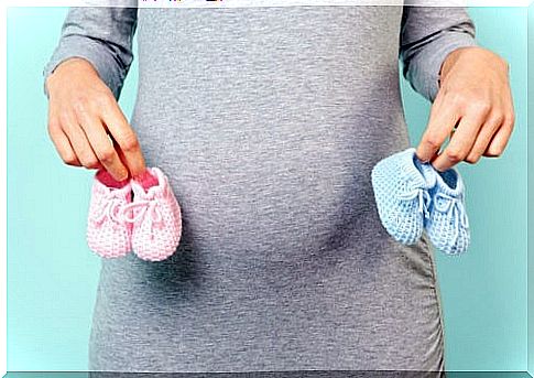 mom-with-baby-shoes