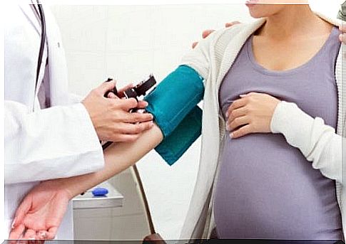 blood-pressure-measurement-pregnant-woman