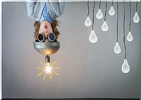 The Design Thinking method is a methodology that allows you to find new solutions.  Baby upside down with light bulb in the head.