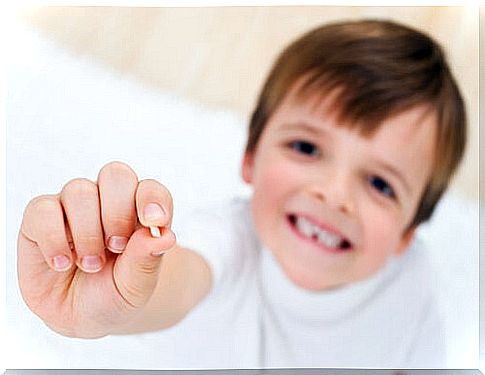 Child shows the fallen tooth