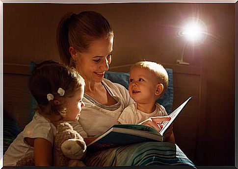 Mom reads a story to the children