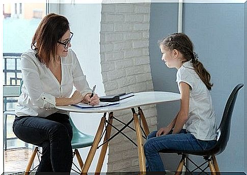 Little girl and psychologist.