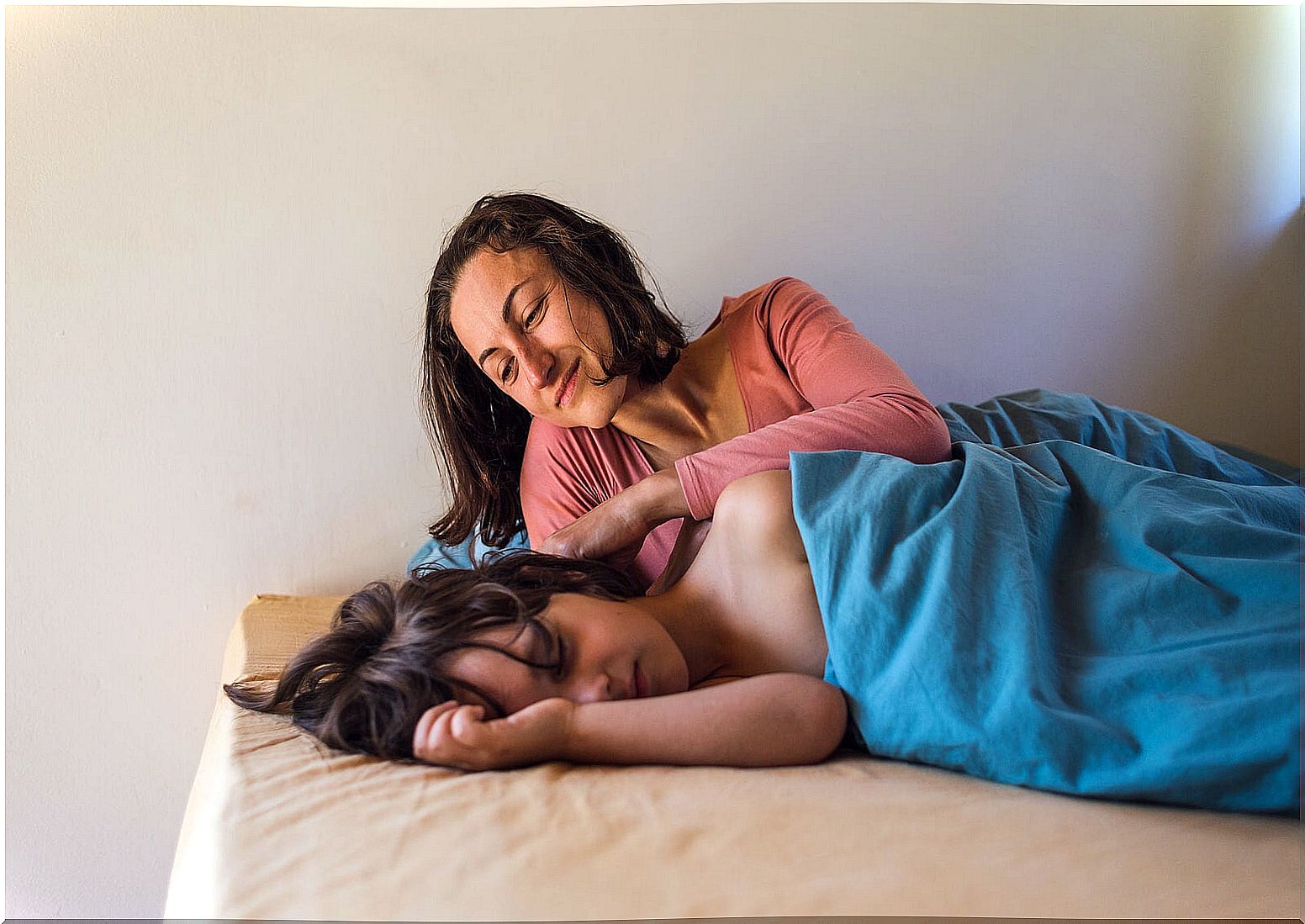 Mother teaching her son to sleep thanks to the visualization technique.