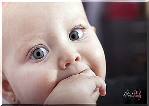 newborn-with-hand-in-mouth