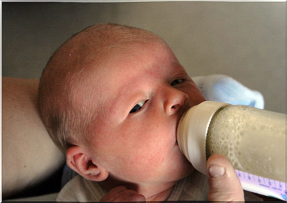 Kassing method: newborn with a straight bottle and a round teat.