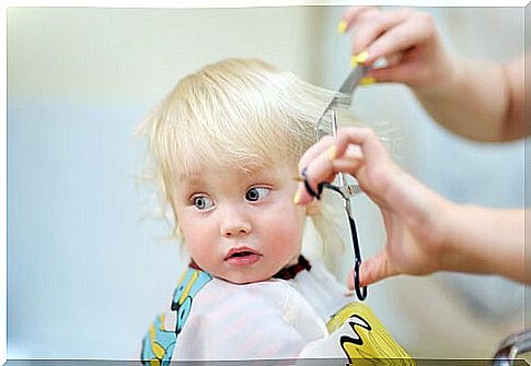 The baby's haircut can be done at home or by a specialized hairdresser