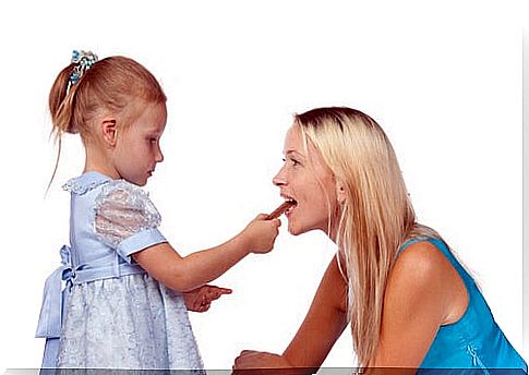 mamma che mangia e bambina